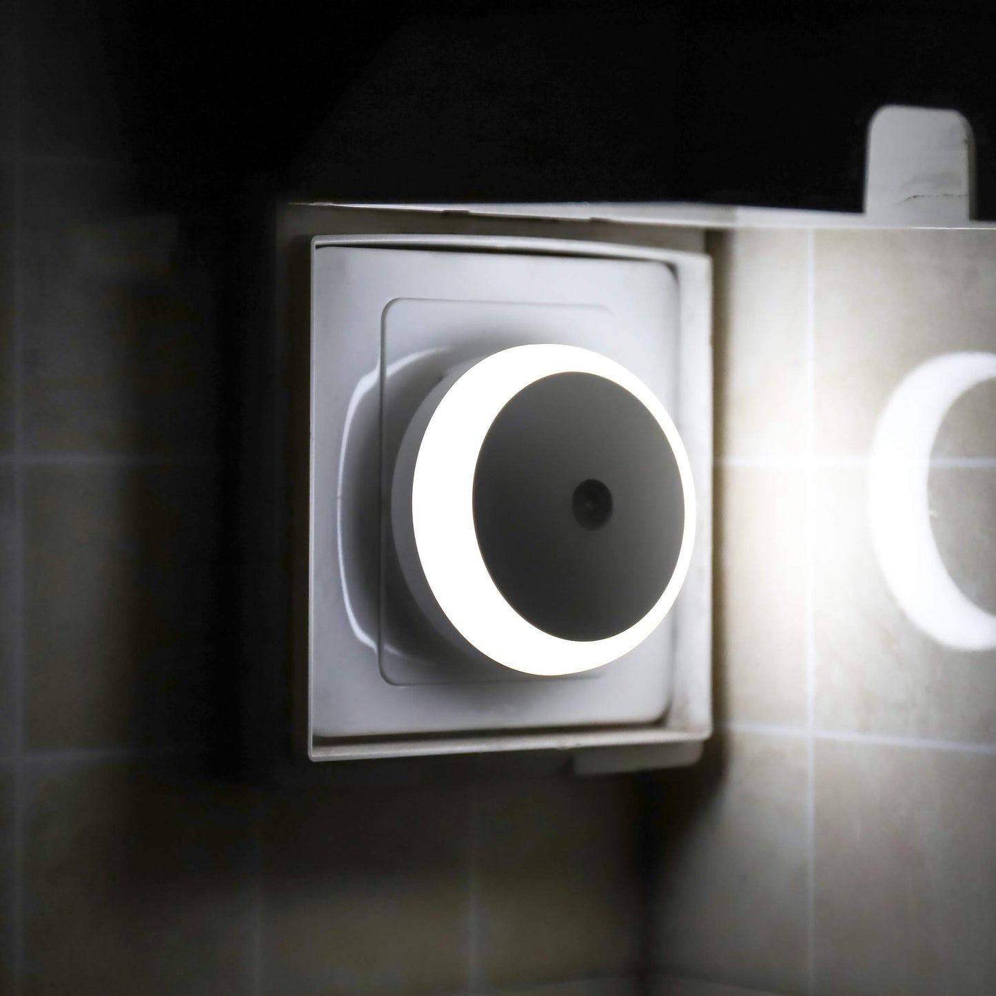 1pc LED White Night Light Dusk To Dawn Sensor, Smart Wall Night Light For Bathroom Bedroom Home Kitchen Corridor Energy Saving, Round