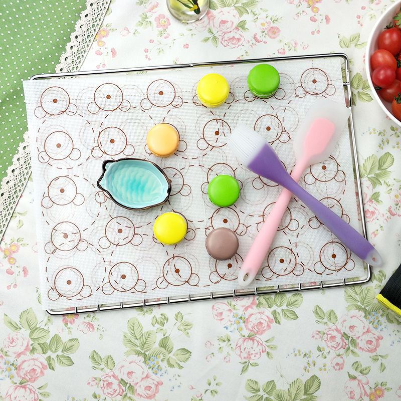 42cm x 29.5cm Double-Sided Silicone Macaron Baking Mat with Cute Bear Design