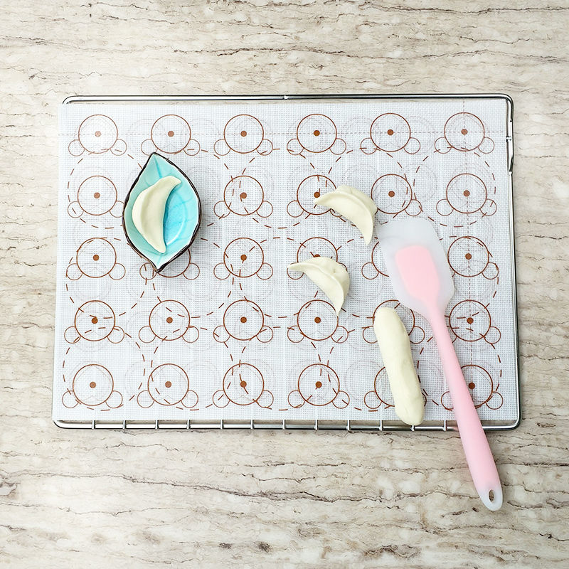 42cm x 29.5cm Double-Sided Silicone Macaron Baking Mat with Cute Bear Design